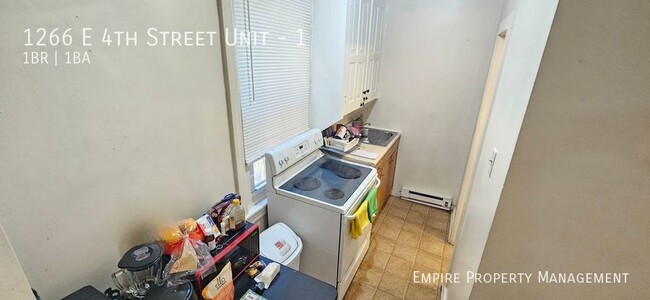 Building Photo - 1st Floor: 1 Bedroom/ 1 Bathroom Apartment...