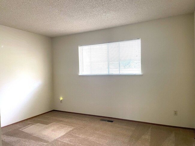Building Photo - Golf course 3/2 home in Lake Wildwood, Pen...