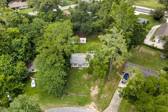 Building Photo - Gardener's Paradise! 3BR Home on Oversized Lot with Shed & Greenhouse