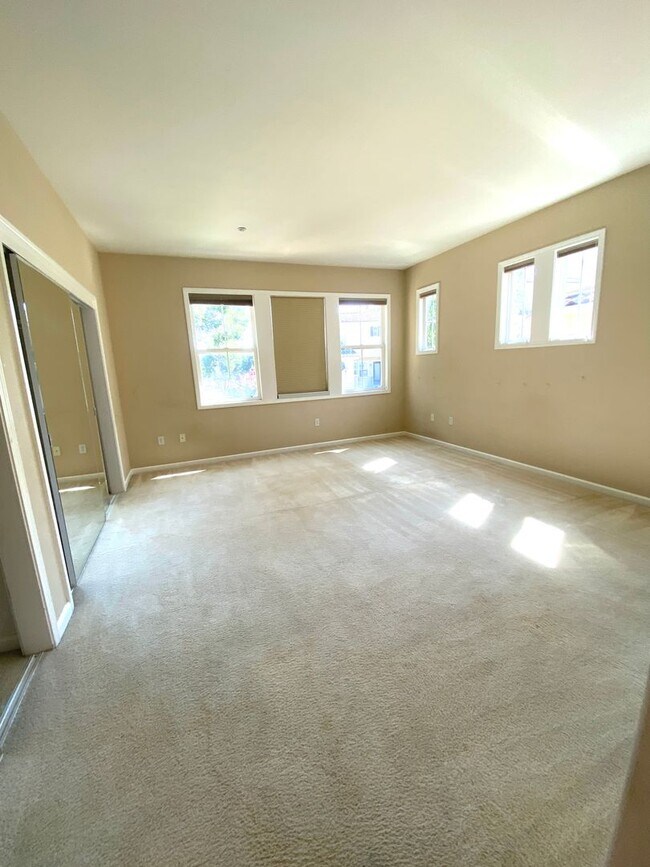 Building Photo - Dublin Ranch Villages,  Tri Level Townhome 2 Bed (both primary suites)  2.5 Ba., Clubhouse Pool, ...