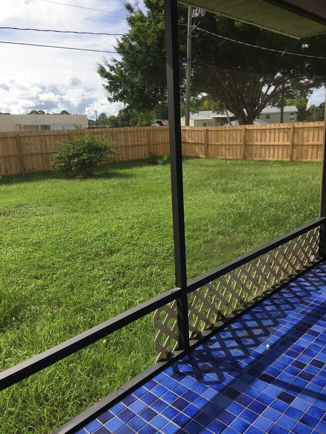 Building Photo - 3/2 SCREENED PORCH & FENCED-IN BACKYARD HOME