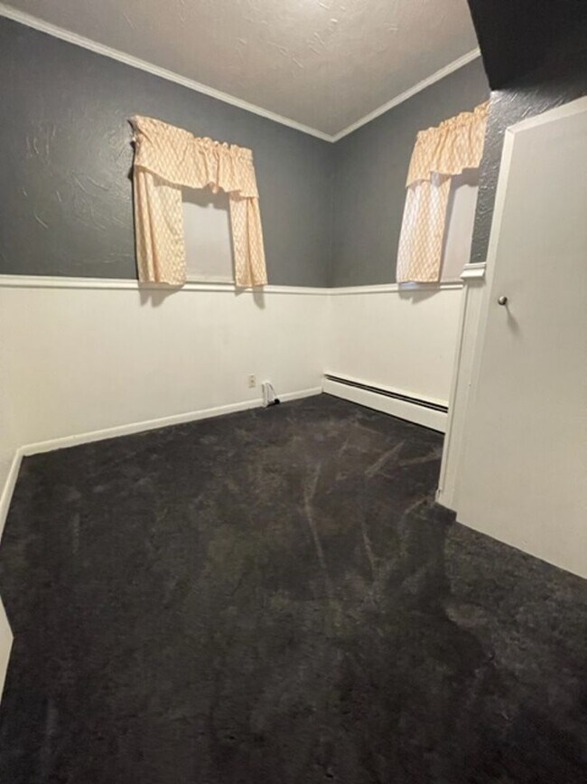 Building Photo - ADORABLE 3 BED 1.5 BATH BUNGALOW -----DEERING ST.
