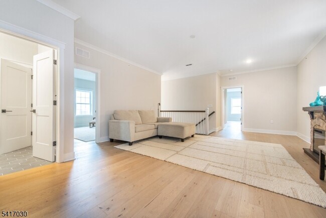 Building Photo - 37 Hillandale Dr