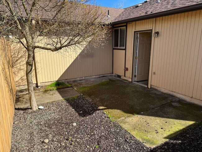 Building Photo - Updated 2 bed 1 bath duplex in Springfield!