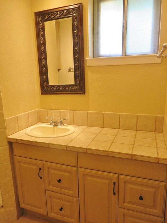 Building Photo - 3 Bedroom 2 Bathroom Georgetown Home