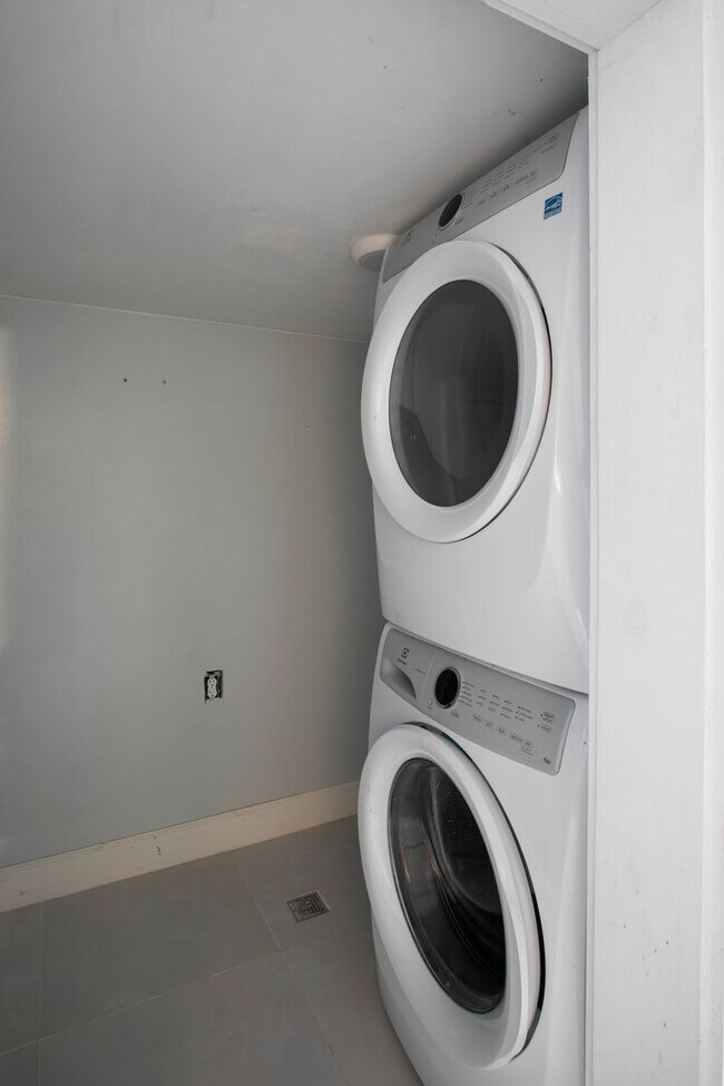 Building Photo - 3 bedroom 2 Bathroom in Big Coppitt No pet...