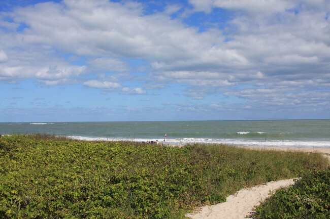 Building Photo - 2/2 Oceanfront Condo @ Ocean Harbour North