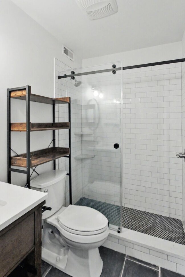 Building Photo - 2 Bedroom Condo In South Park!