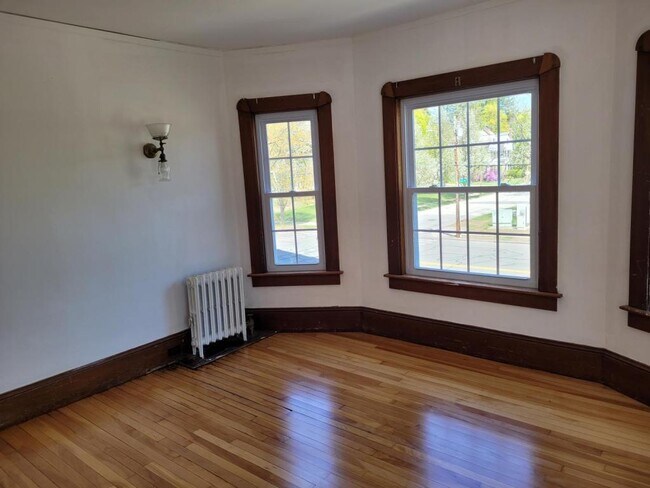 Building Photo - 2060 Elm St