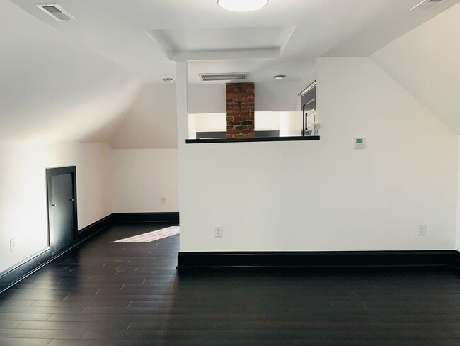 Building Photo - 3 Bedroom 2.5 Bath Just Steps from Franklin Park!!
