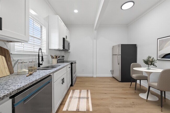 Building Photo - 2202 Hutchins St