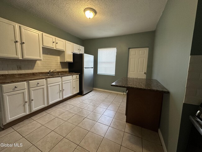 Building Photo - 144 Dove St