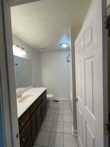 Building Photo - 717 Village Creek Dr