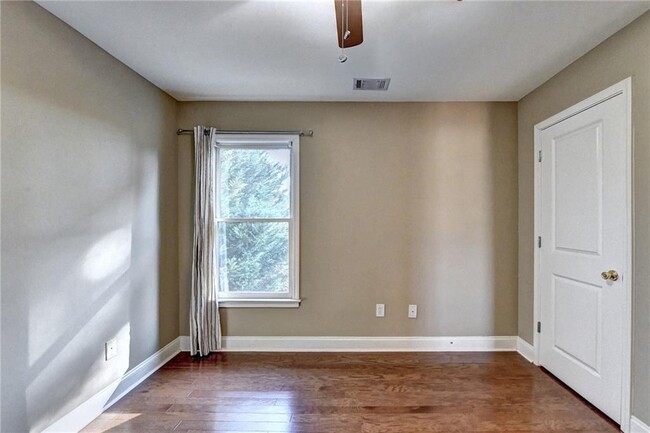 Building Photo - 5570 Viewpoint Ct