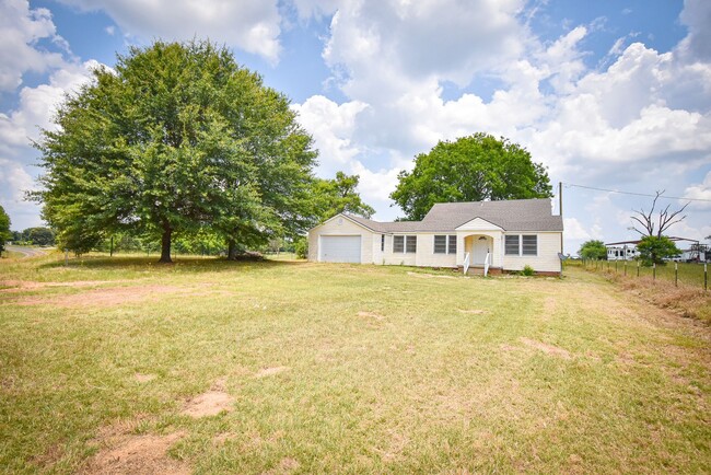 Building Photo - 2 Bedroom 1 Bath On Acreage in Lindale ISD!