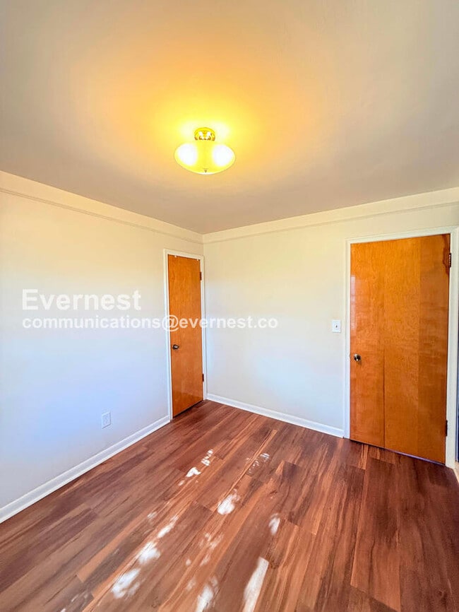 Building Photo - 3 Bed/1 Bath Home with Fenced Yard / Pet-Friendly / Vouchers Accepted / Available Now!