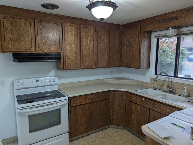 Building Photo - Spacious pet-friendly Clarkston house on d...