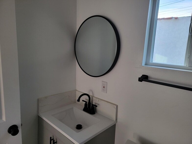 Building Photo - 8909 S Halldale Ave