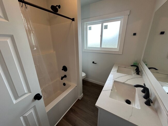 Building Photo - Fully Remodeled Five Bedroom House for Rent!