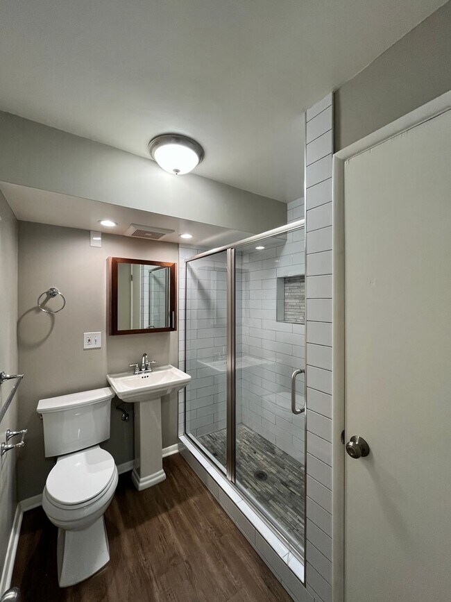 Building Photo - Stunning / Extra Large 1-Bedroom! Faux Hardwood Floors, Washer & Dryer, Stainless Appliances & Pe...