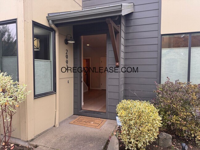 Building Photo - 3 Bedroom 3 bath Crescent village home