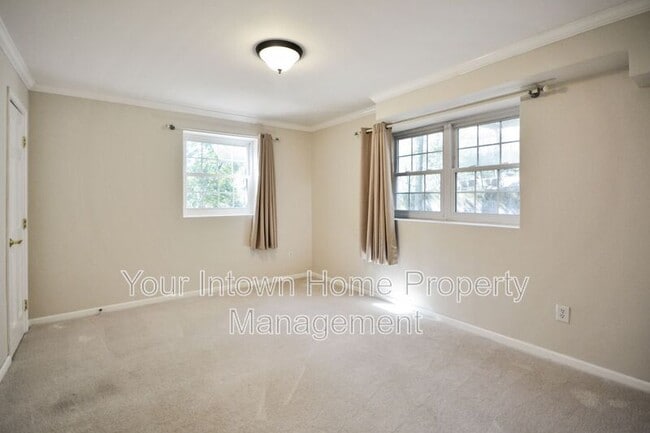 Building Photo - 317 Eureka Dr NE