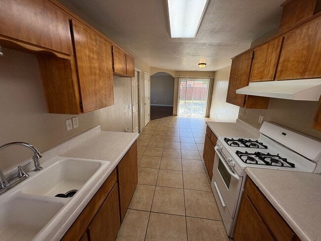 Building Photo - Charming Tulare home available now!