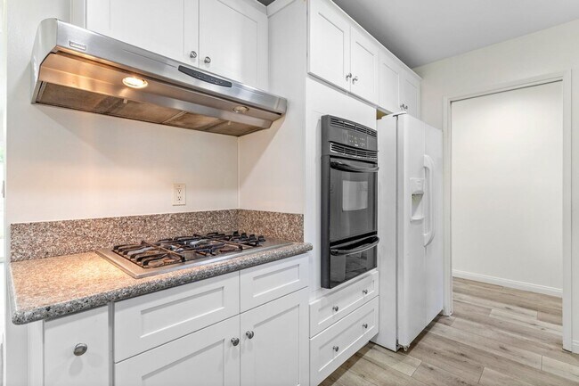 Building Photo - Beautiful Updated Santa Clarita Home | Large Backyard | Attached 2-Car Garage