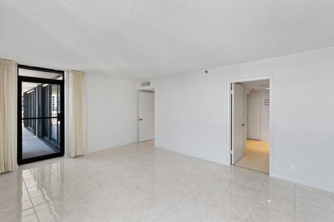 Building Photo - 123 Lakeshore Dr