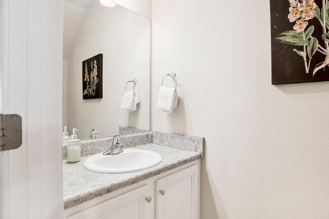 Building Photo - 3 Bedroom Townhouse in Bellview