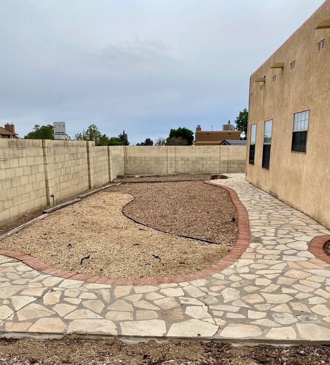 Building Photo - 2 Bedroom w/ fireplace, gated entrance for privacy and 2 CG