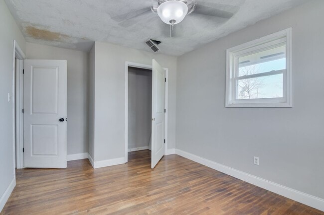 Building Photo - 208 Maywood Dr