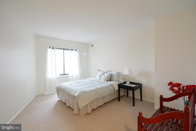 Building Photo - 307 Yoakum Pkwy