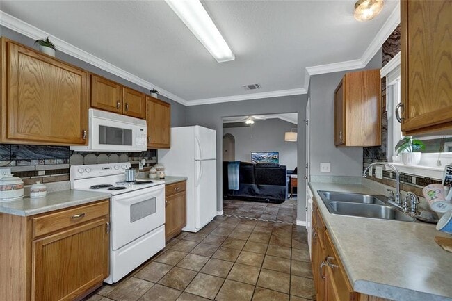 Building Photo - 1124 Lago Vista St