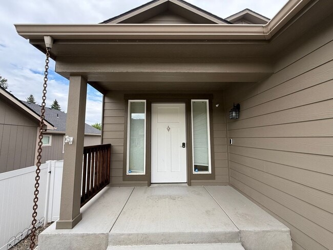 Building Photo - New Listing! Beautiful 4 Bed / 3 Bath Home...