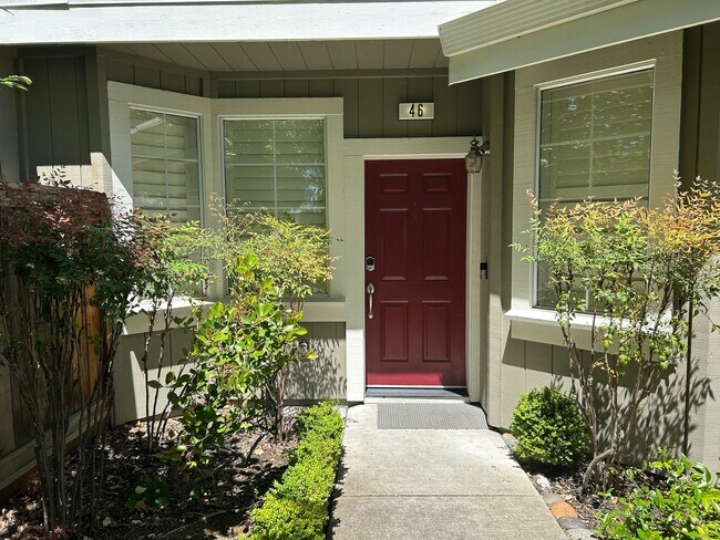 Building Photo - Beautiful 2 Bed, 2 Bath Single Story Condo...