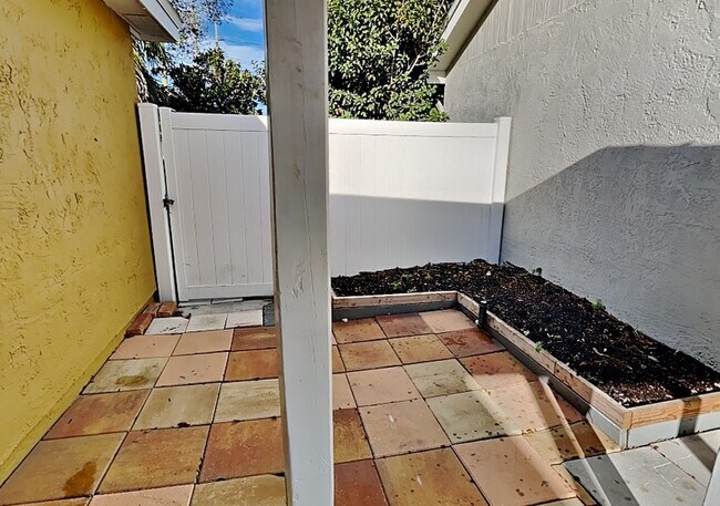 Building Photo - 502 San Gabriel Ct
