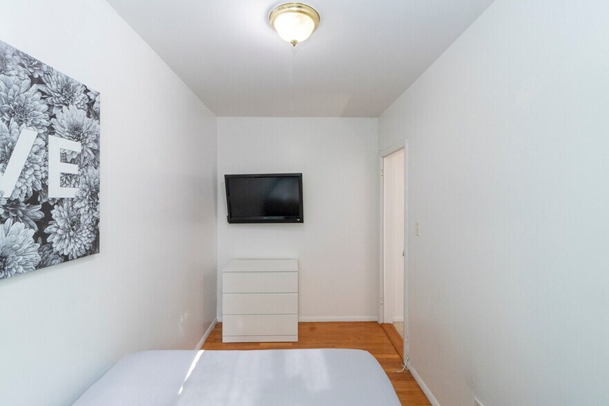 Building Photo - 224 E 95th St