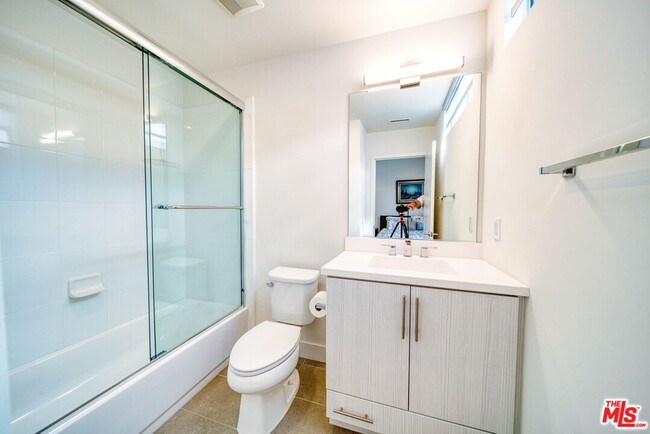 Building Photo - 2205 Selig Dr