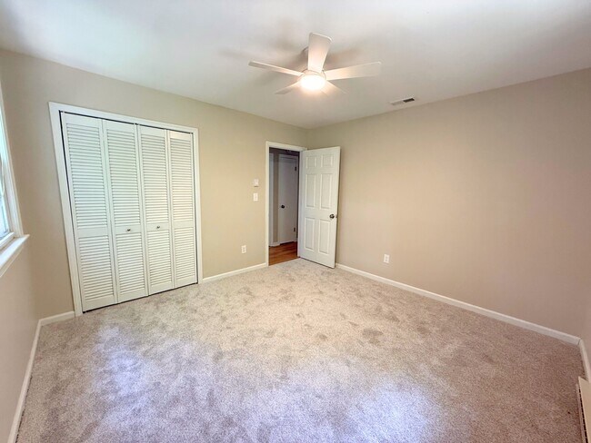 Building Photo - 37 Carriage Dr