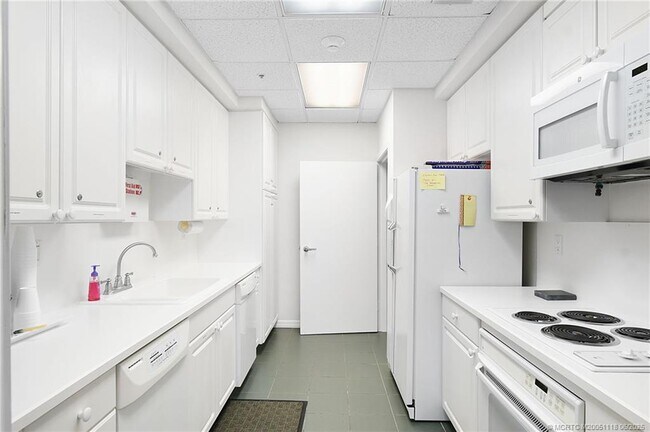 Building Photo - 8600 S Ocean Dr