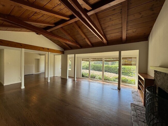 Building Photo - Wonderful 2 story home in Orinda