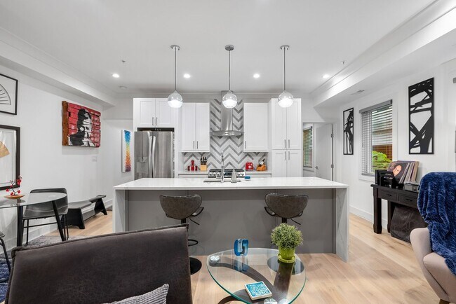 Building Photo - 2 Bed 2 Bath - Adams Morgan Condo - Comple...