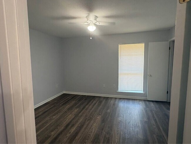 Building Photo - Newly Renovated 2 Bedroom 1.5 Bath