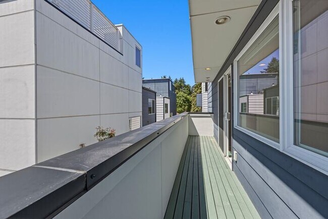 Building Photo - Fresh, Air-Conditioned Standalone Townhome in Coveted Lincoln Park