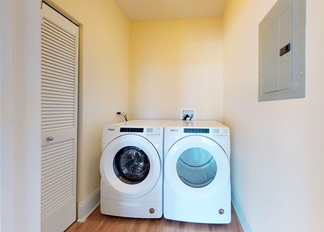 Building Photo - 4758 N Laramie Ave