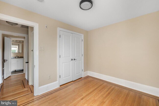 Building Photo - 309 E Girard Ave