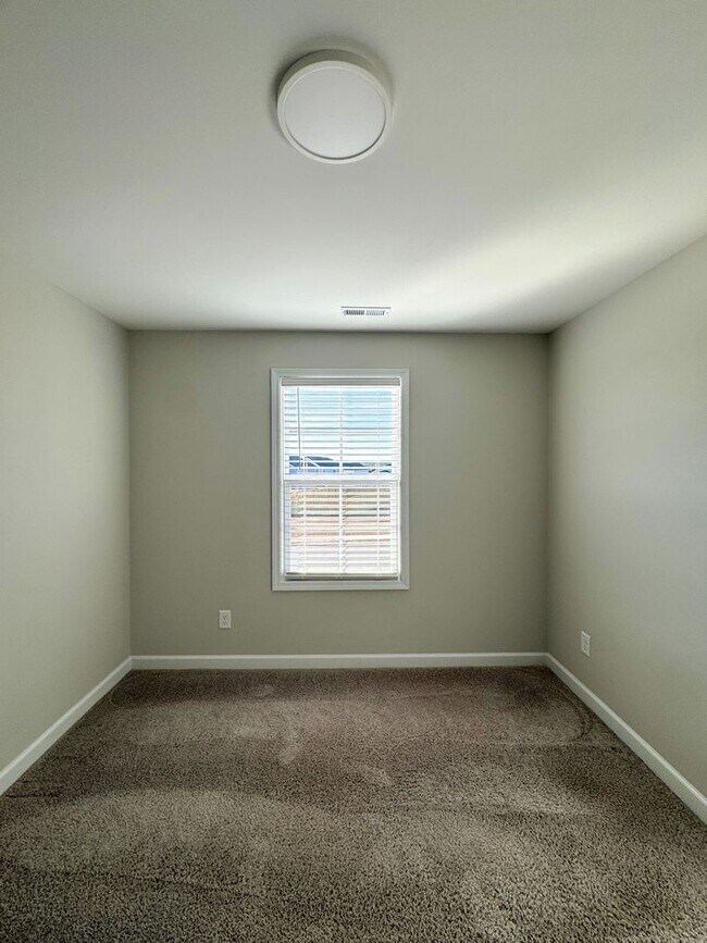 Building Photo - Stunning 4 Bed Home with Fenced Backyard