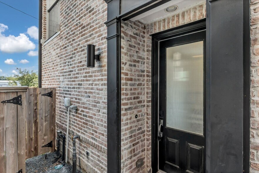 Building Photo - 4128 Willowbend Blvd