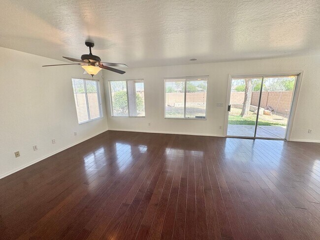 Building Photo - 4 Bedroom 3 Bathroom Home in Surprise! Has Loft & Additional Office/Den!